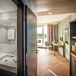 Loginn Airport Hotell 3*