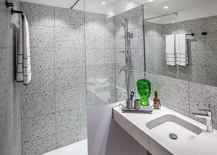 Loginn Airport Отель 3*